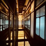 格子窓と木組みが美しい古民家の吹き抜け