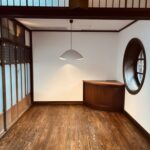 モダン空間に敷かれたヒノキ無垢フローリング