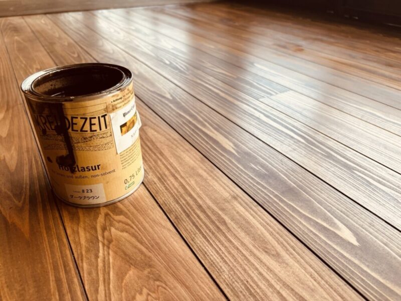 プラネットカラーで塗装中のヒノキ無垢フローリング