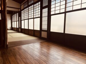古民家の和室に敷かれたヒノキ無垢フローリング