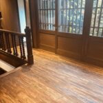 階段ホールに広がるヒノキ無垢フローリング