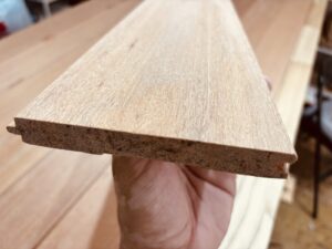 アピトン（クルイン）無垢フローリング エコロキア サネの様子