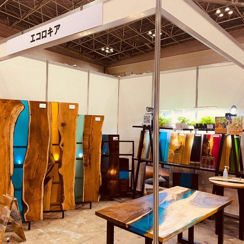 エコロキアが展示会に出展したレジンテーブルと無垢材の展示ブース