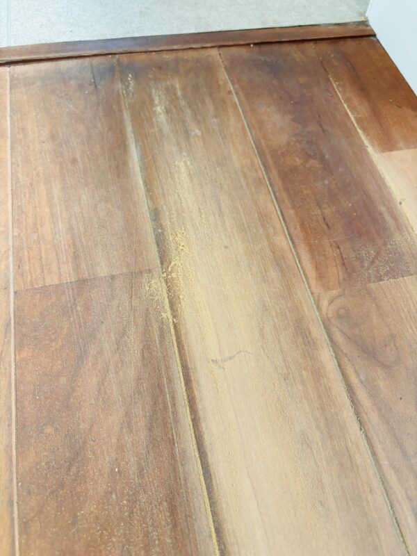 汚れと摩耗が目立つ施工前のブラックチェリー無垢フローリング