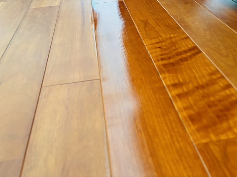 研磨後とオスモ塗装後のブラックチェリー無垢フローリングの比較