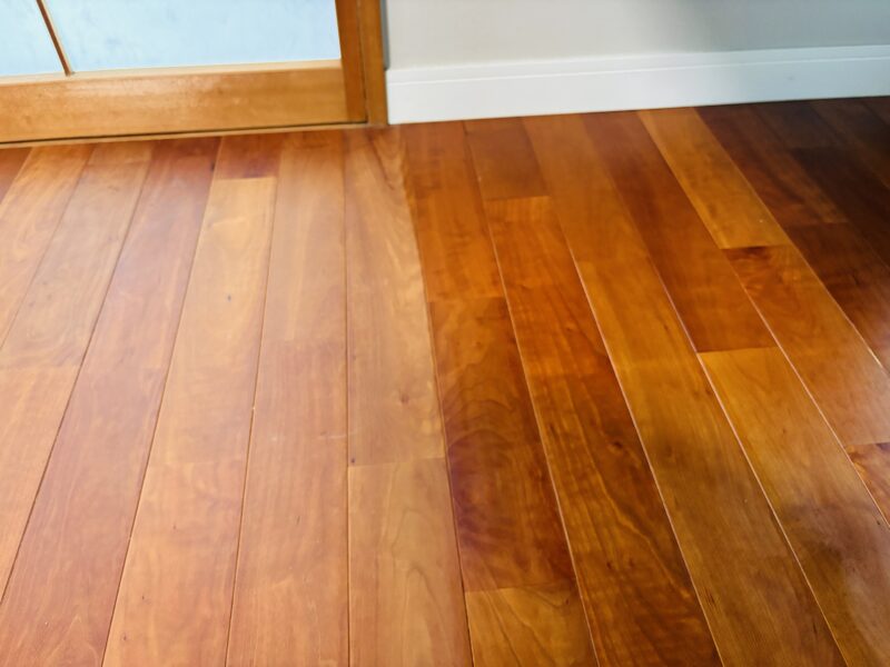 左が研磨前、右が研磨・塗装後のブラックチェリー無垢フローリング比較