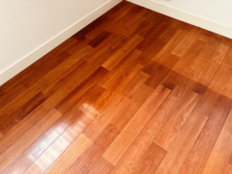 研磨とオスモ塗装で再生されたブラックチェリー無垢フローリングの美しい仕上がり