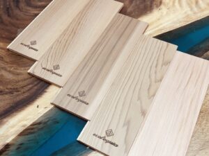 レッドシダー羽目板のサンプル、表面は無垢材で美しい木目が特徴