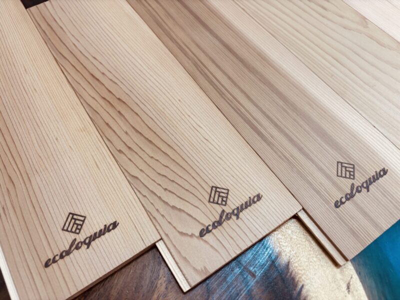 複数枚並べたレッドシダー羽目板、自然な色合いと木目の違い