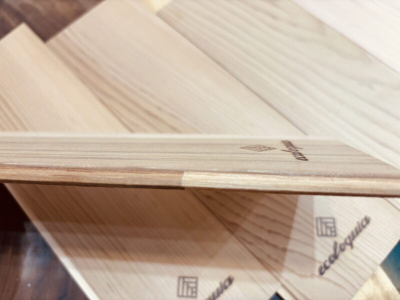 レッドシダー羽目板の断面、二層構造と木口の仕上げ