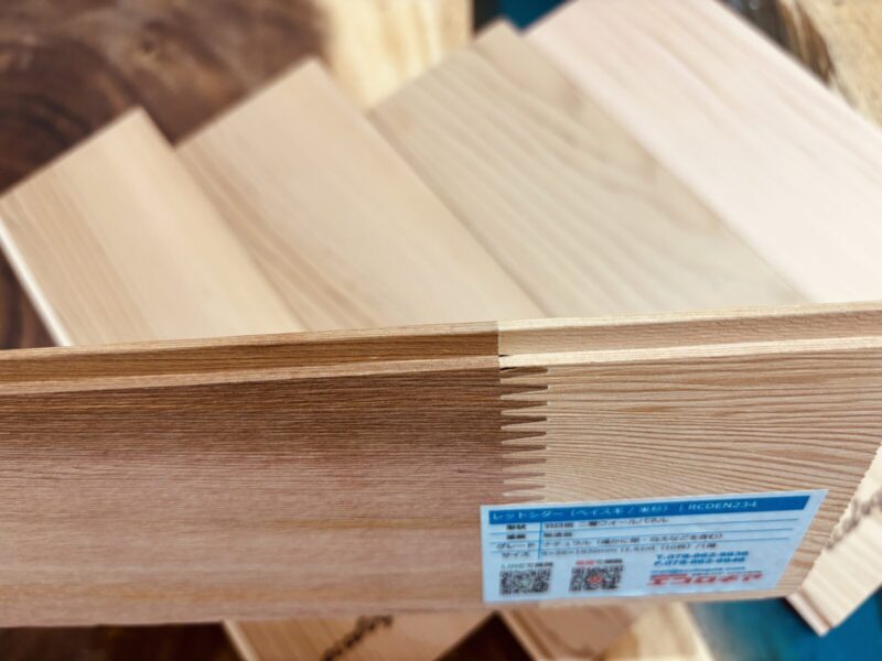 フィンガージョイント加工が施されたレッドシダー羽目板の裏面