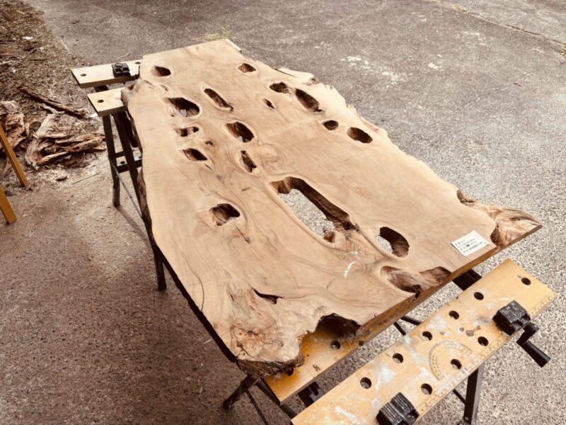 オリーブ板の穴を側面から見た写真。厚み方向にえぐれた空洞が立体的に広がる