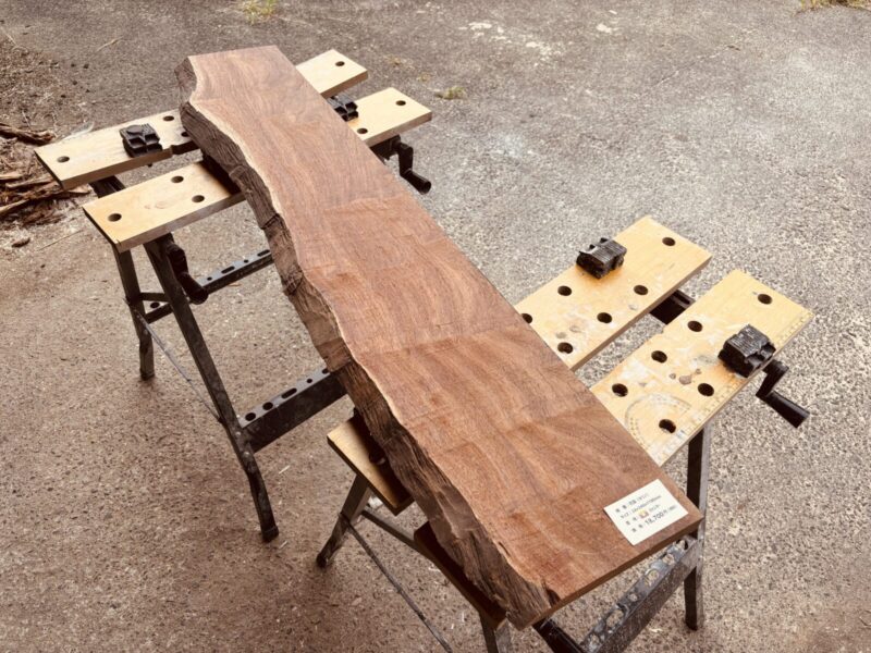 赤褐色が美しい花梨（カリン）の無垢板。高級感あふれるテーブル材。