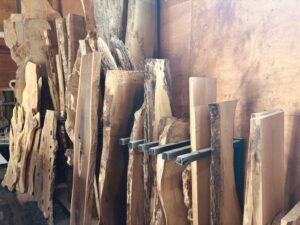 奈良アトリエに保管された無垢材のストック。花梨・オリーブ・パンガパンガ・モンキーポッドなど多彩な銘木が揃い、レジンテーブルや一枚板テーブルに最適。