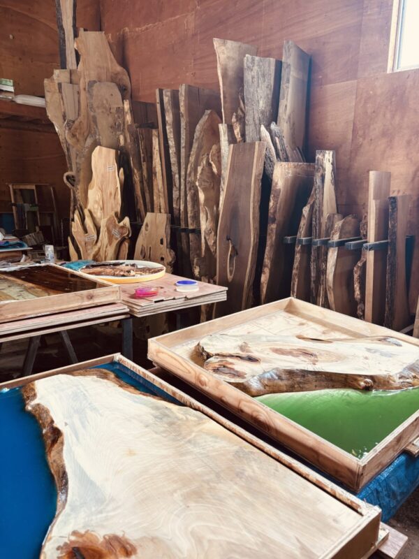 奈良アトリエに積まれた多種多様な無垢板。モンキーポッドやサクラも豊富に在庫。