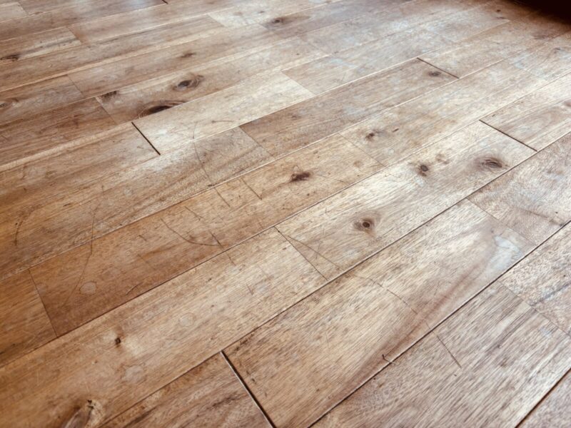 使用感のあるアカシア無垢フローリングの床表面