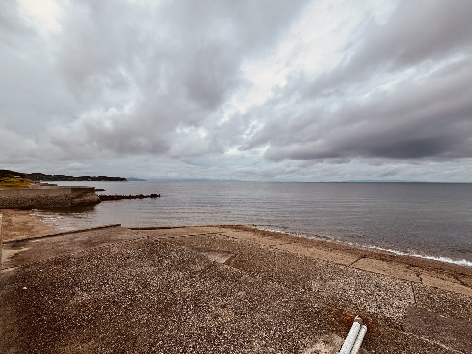 淡路島の曇り空と穏やかな海岸線の風景
