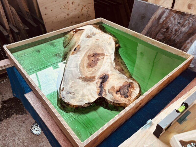 トチノキとグリーングラデーションレジンのレジンテーブル