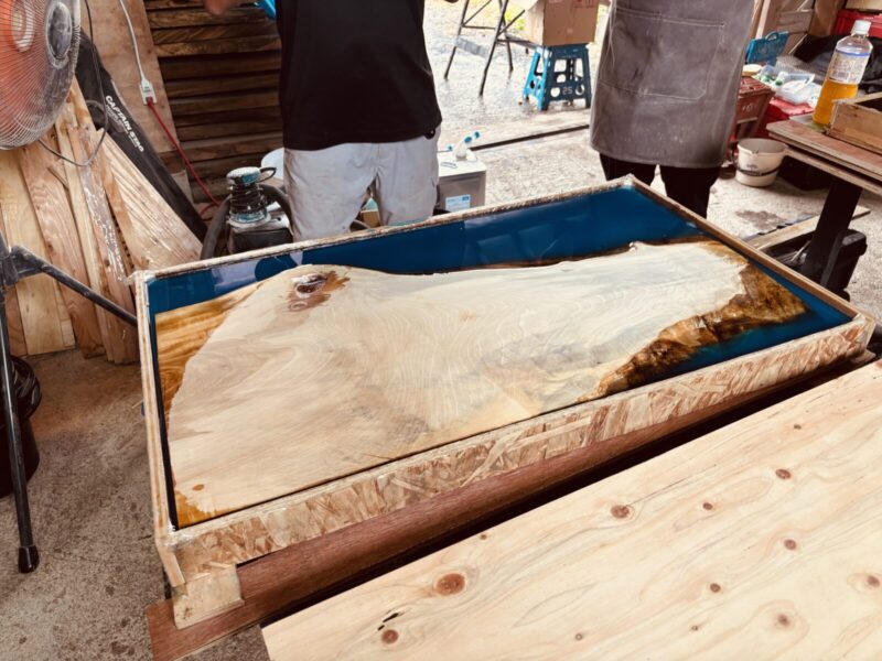 トチノキとブルーレジンを使ったレジンテーブル