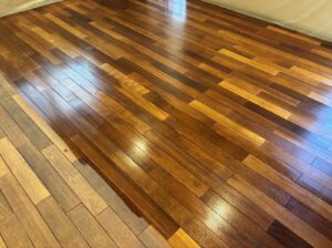 花梨無垢フローリングの研磨後、オスモ塗装を行った仕上がり全体の様子