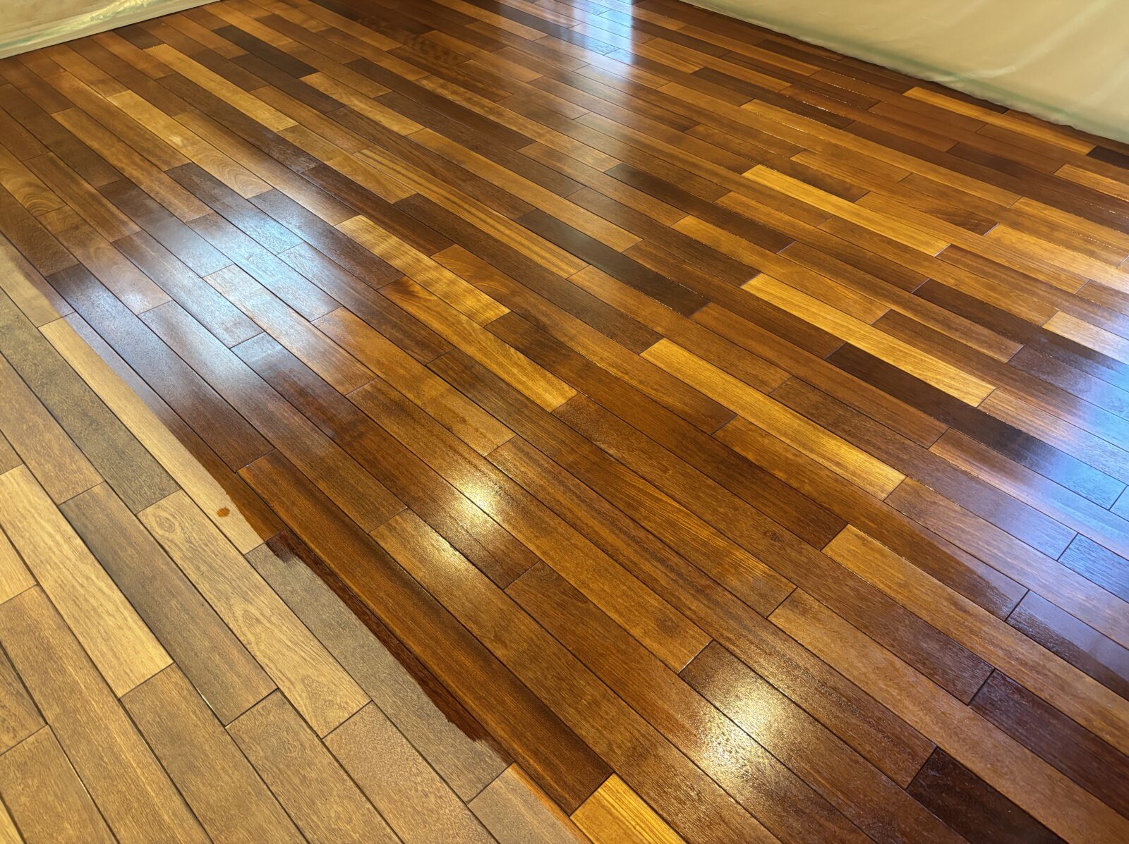 花梨無垢フローリングの研磨後、オスモ塗装を行った仕上がり全体の様子