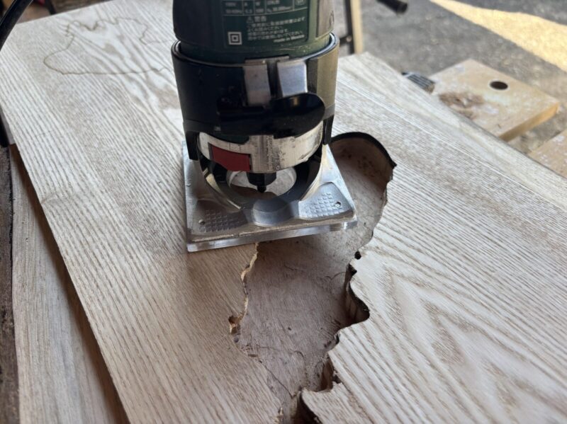 切り抜いた琵琶湖の型を胡桃材にはめ込む工程