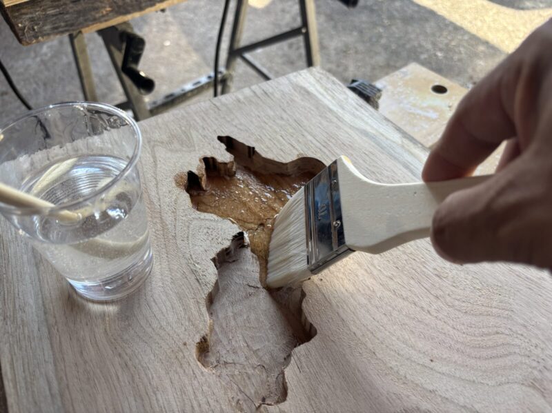 刷毛でレジンを塗布する下準備作業