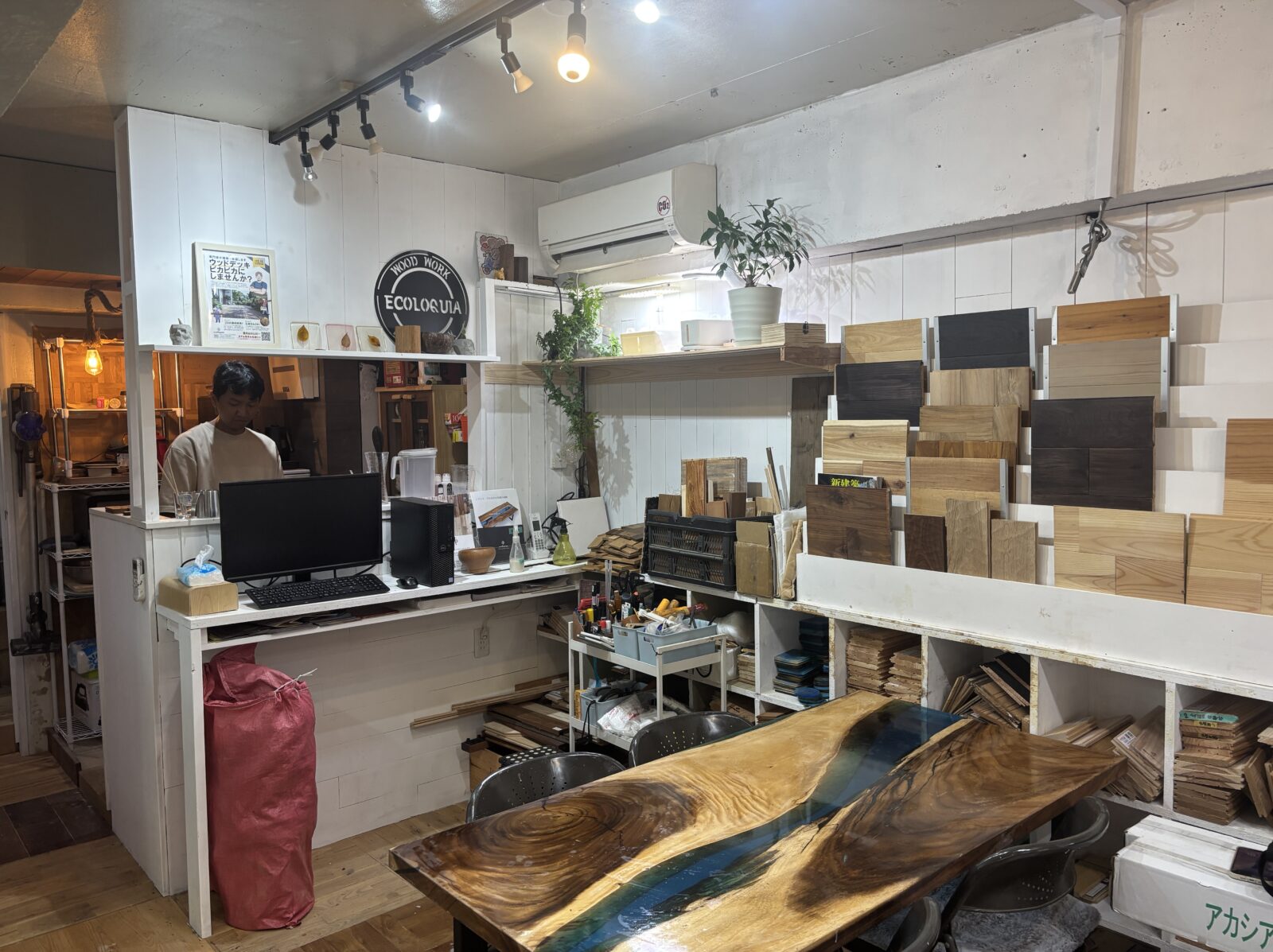 事務所のカウンターとフローリングサンプルの展示棚