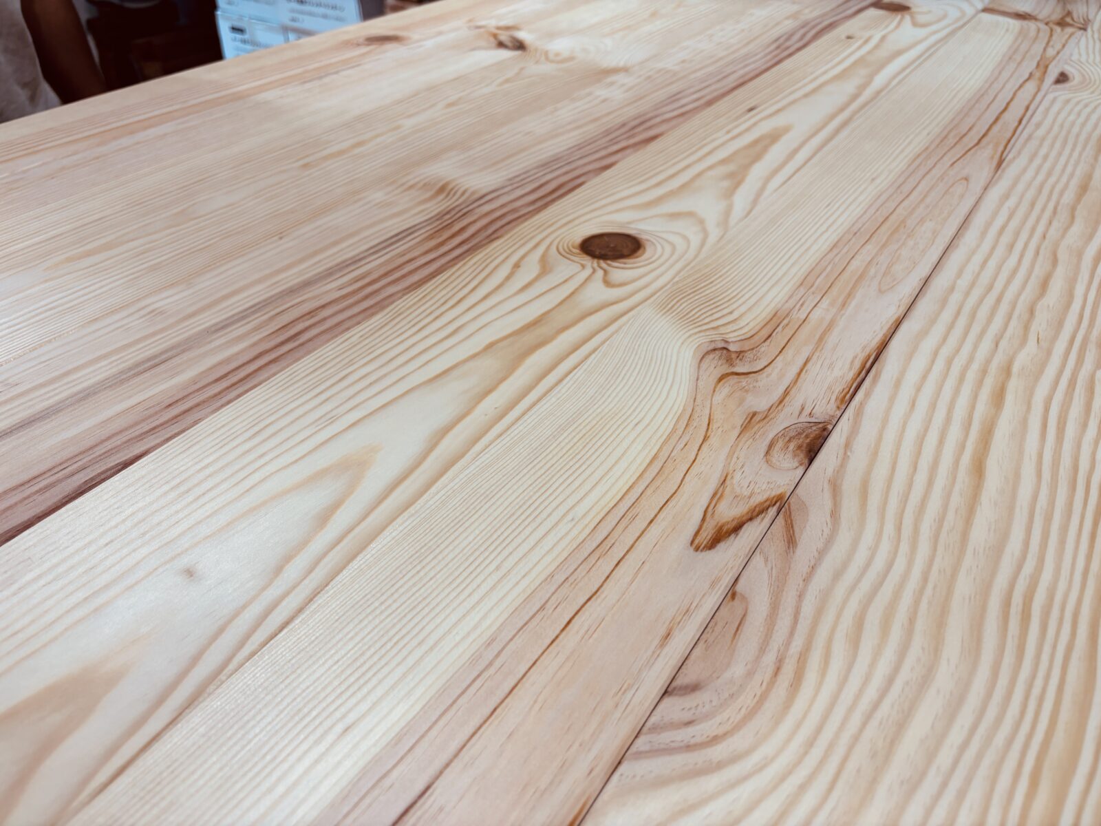 ボルドーパイン無垢フローリングの明るい杢目