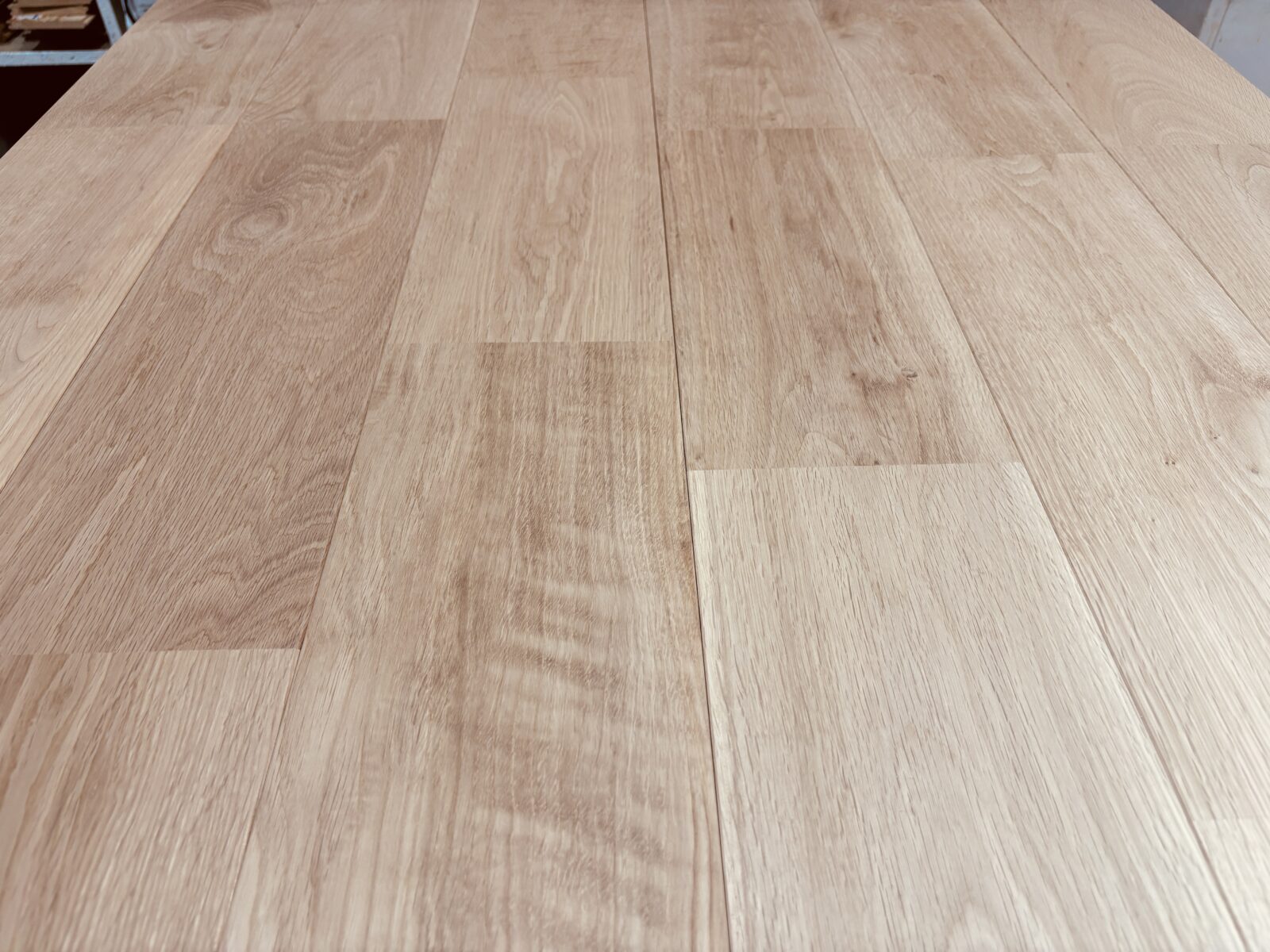 幅広150mmのオーク無垢フローリングが敷き詰められた空間。高級感と一体感を演出