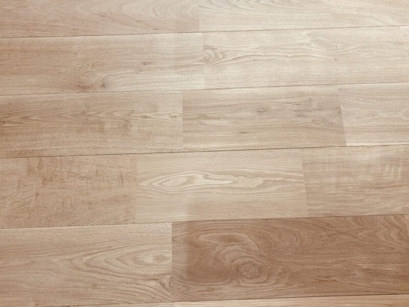 オーク(ナラ / 楢)無垢フローリング150mm幅の俯瞰。木目の美しいバリエーションが楽しめる