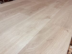 プレミアムグレードのオーク無垢フローリング。節や白太がなく、均一で美しい木肌が広がる