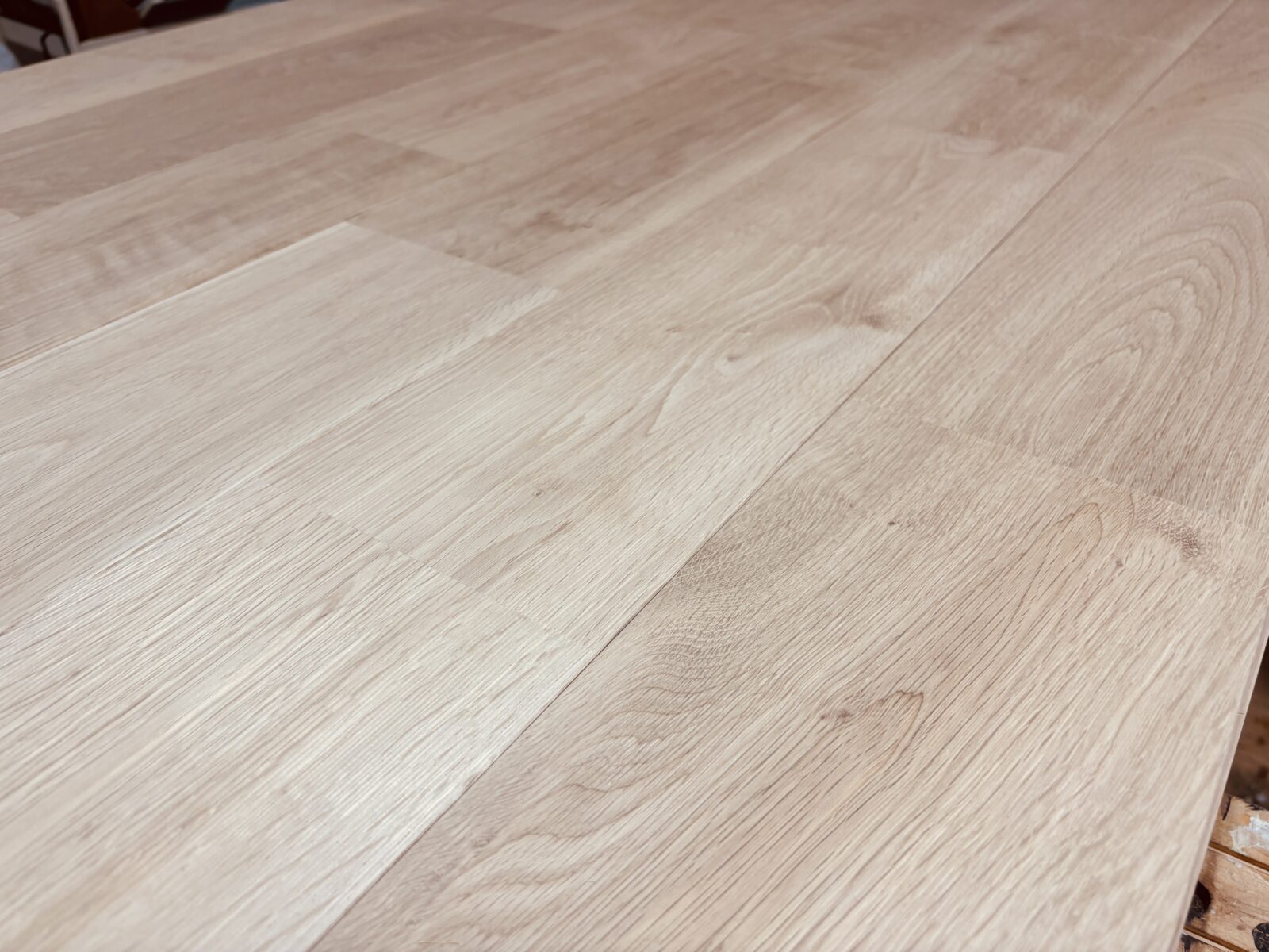 プレミアムグレードのオーク無垢フローリング。節や白太がなく、均一で美しい木肌が広がる