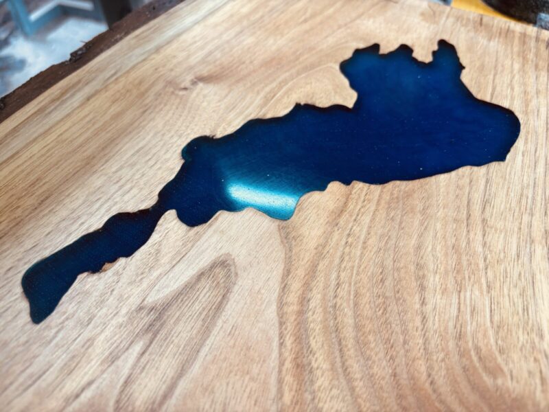 琵琶湖をモチーフに胡桃の無垢材へブルーレジンを流し込んだレジンテーブル試作