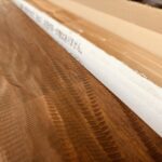 アカシア無垢フローリングにグラインダーで施したハンドスクレイプとダメージ加工の仕上がり