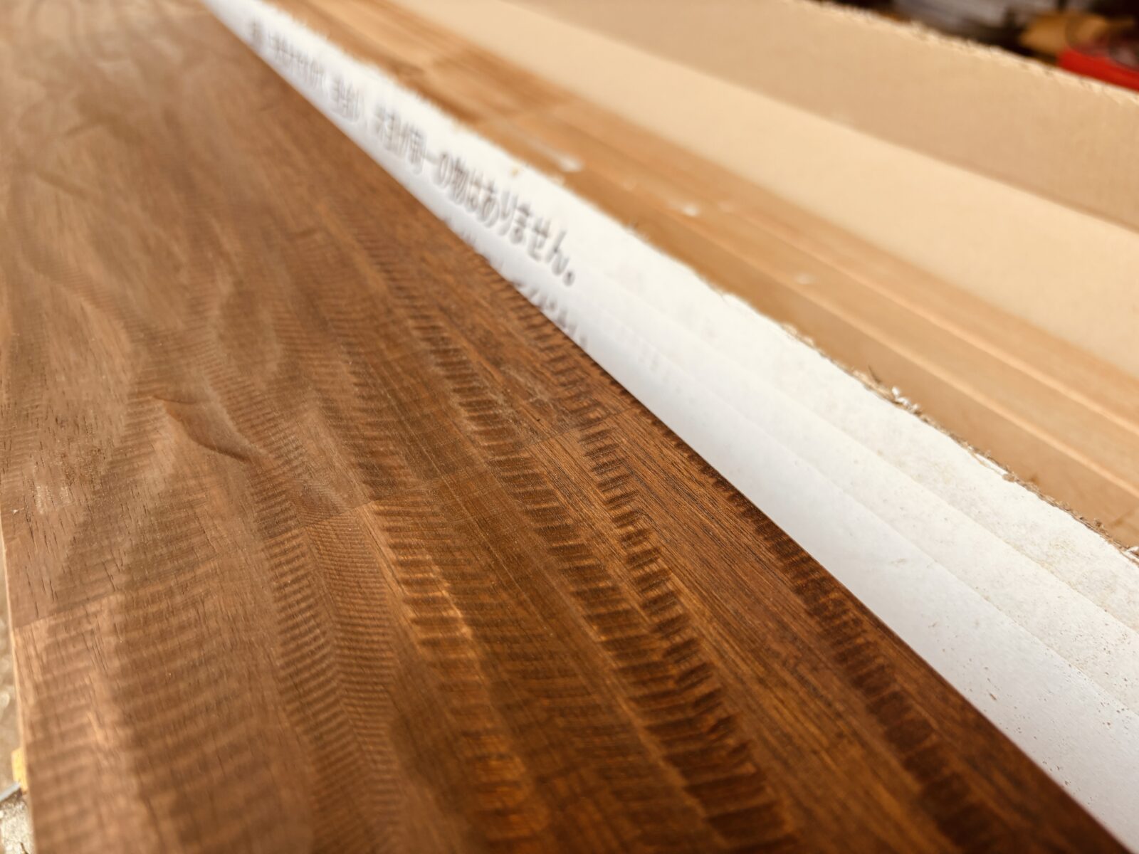 アカシア無垢フローリングにグラインダーで施したハンドスクレイプとダメージ加工の仕上がり