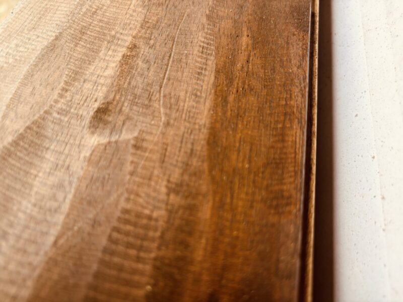 アカシア無垢フローリングの表面に施されたダメージ加工のディテール