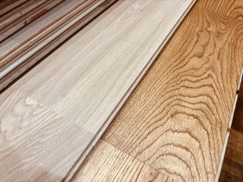 オーク無垢フローリングの塗装前後を比較。左がカルデット塗装後、右が無塗装材