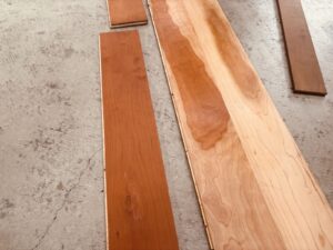 アメリカンブラックチェリー三層フローリングの表面材と色合い比較