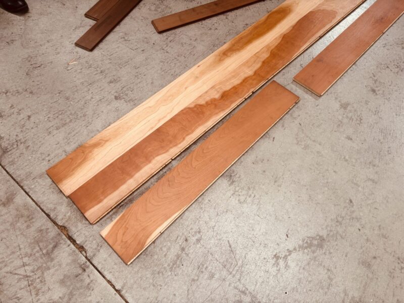 長尺1820mmと短尺910mmが混在するブラックチェリー三層フローリング