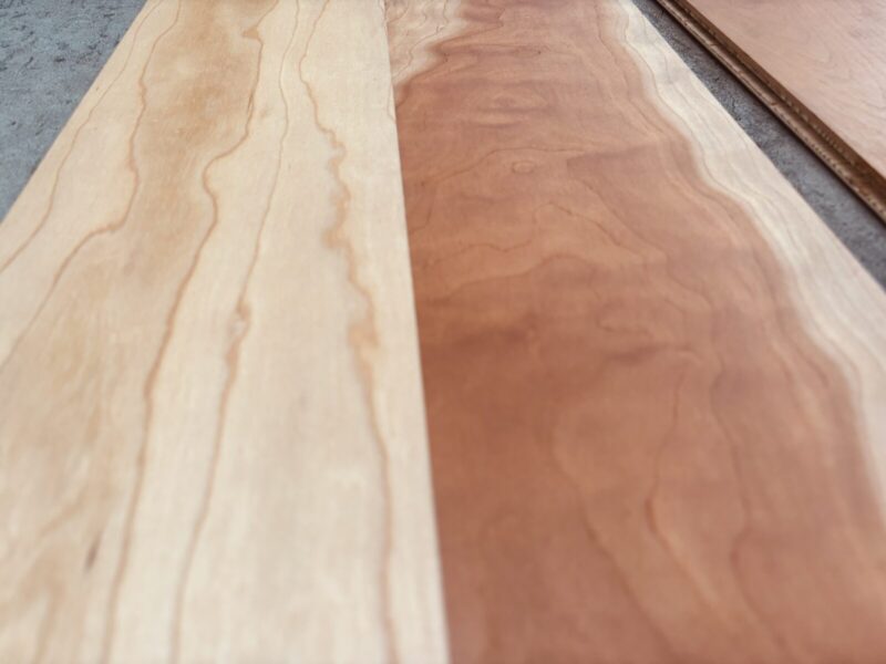 ブラックチェリー材の色むらや木目の個性を捉えたフローリング表面