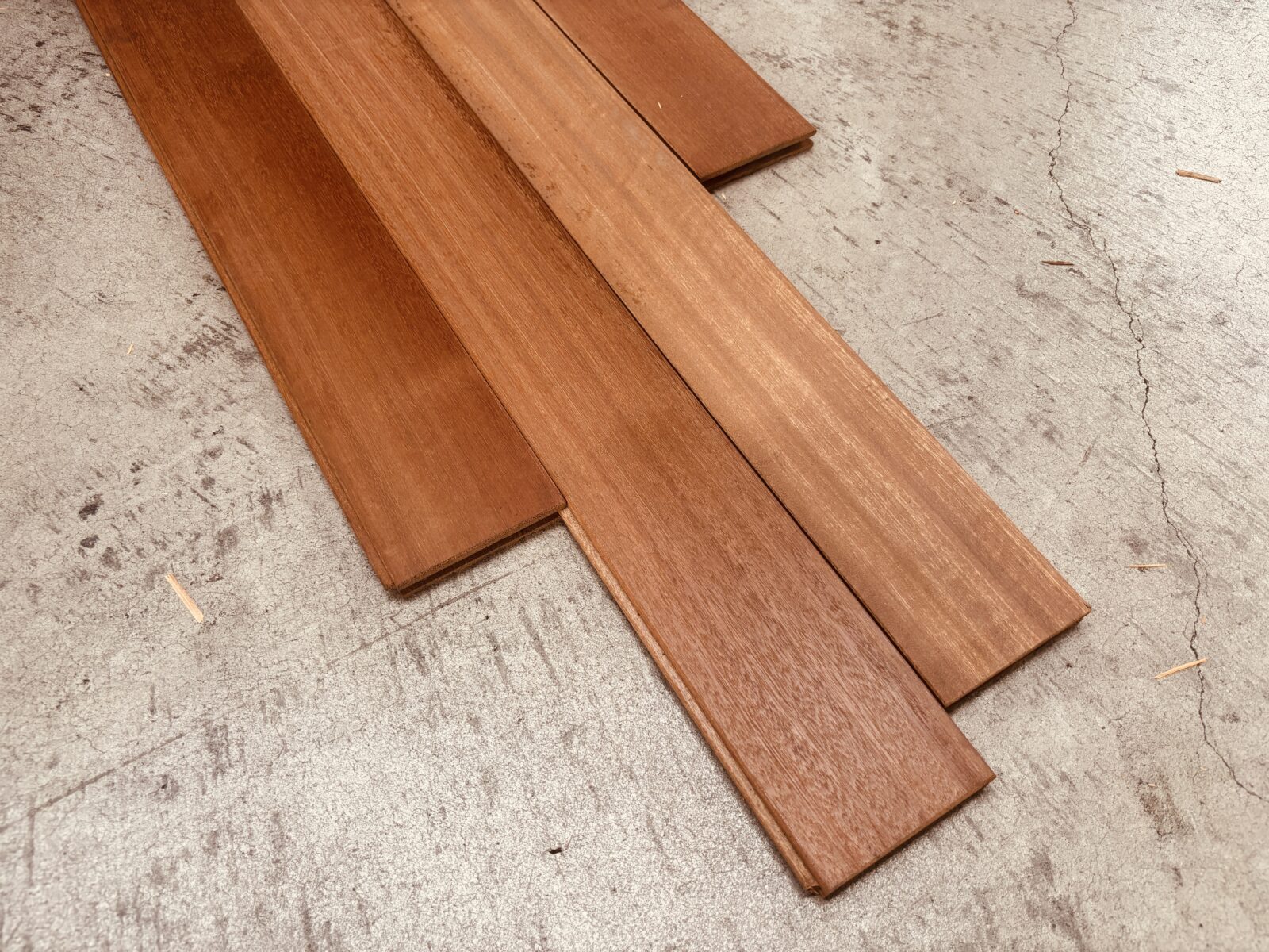 複数枚並べたセランガンバツ無垢フローリング材