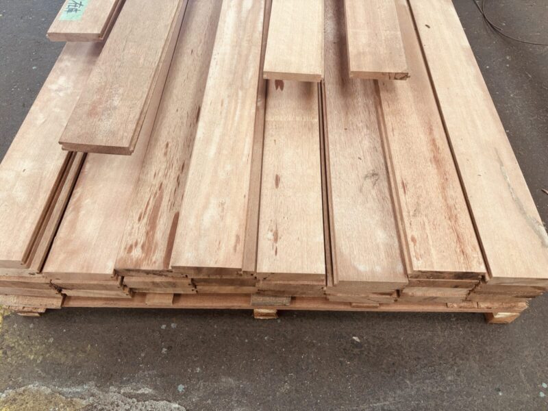 アピトン無垢フローリングの山積みされた原板