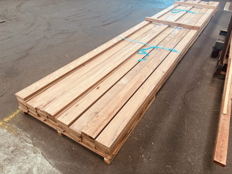 長さ4.5mのアピトン無垢フローリング材の全体写真