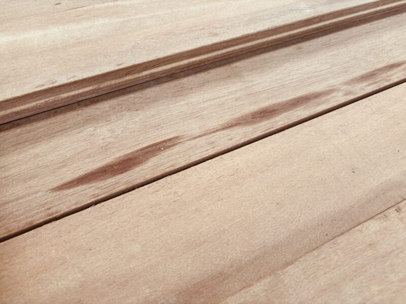 アピトンフローリング表面にヤニが浮き出た部分