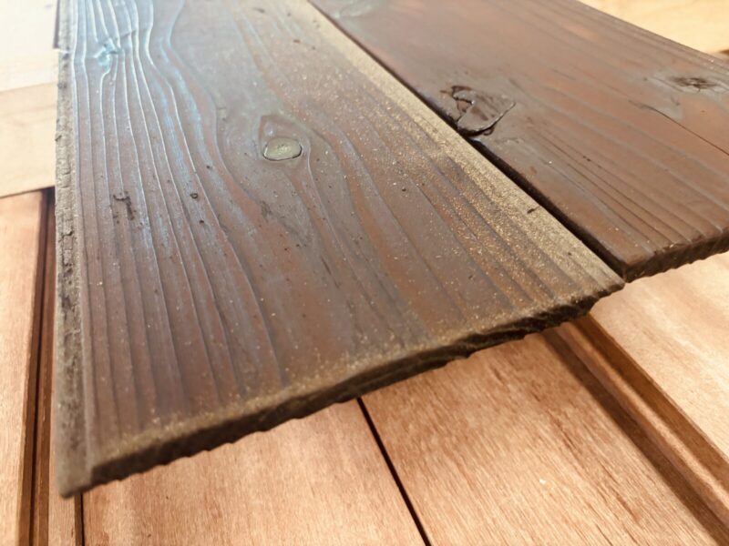 焦茶焼杉板の端部拡大。炭化層の質感を残しつつ塗膜が安定している。