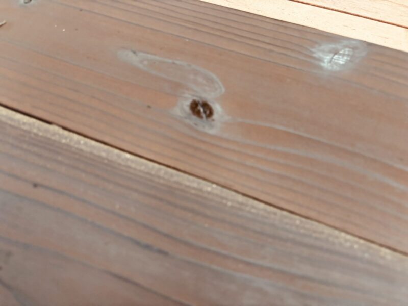 焦茶で塗装された焼杉板の節周り。木の個性を残しつつ落ち着いた色調。