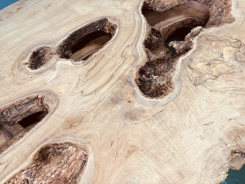 穴が複雑にあいたオリーブ一枚板の全体写真。自然がつくり出したユニークな造形