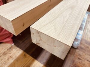 オーク（ナラ / 楢）単板張り框の端部を斜めから撮影した写真