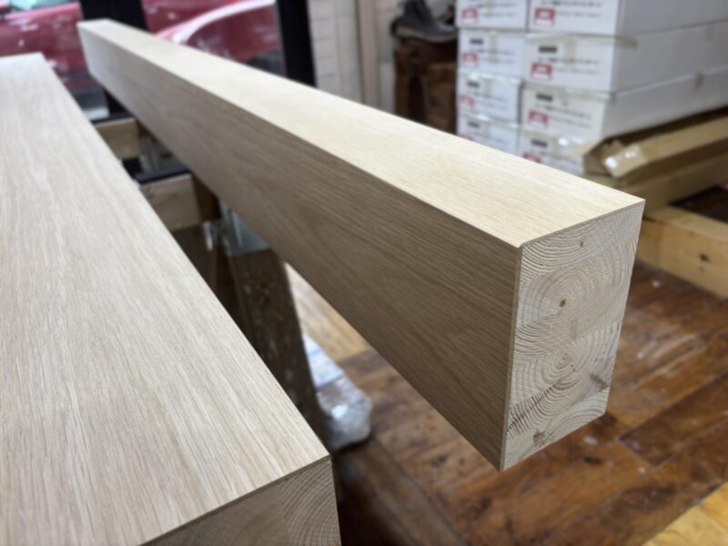 オーク単板張り框の表面と端部のディテール